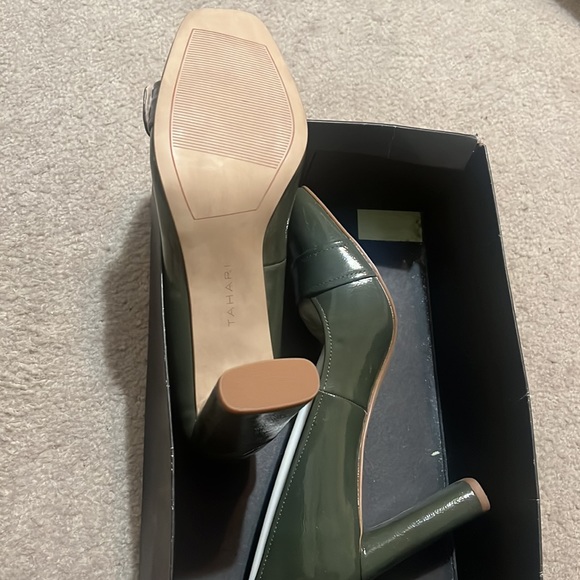 Tahari Patent Leather Olive Green Heel - Picture 2 of 10